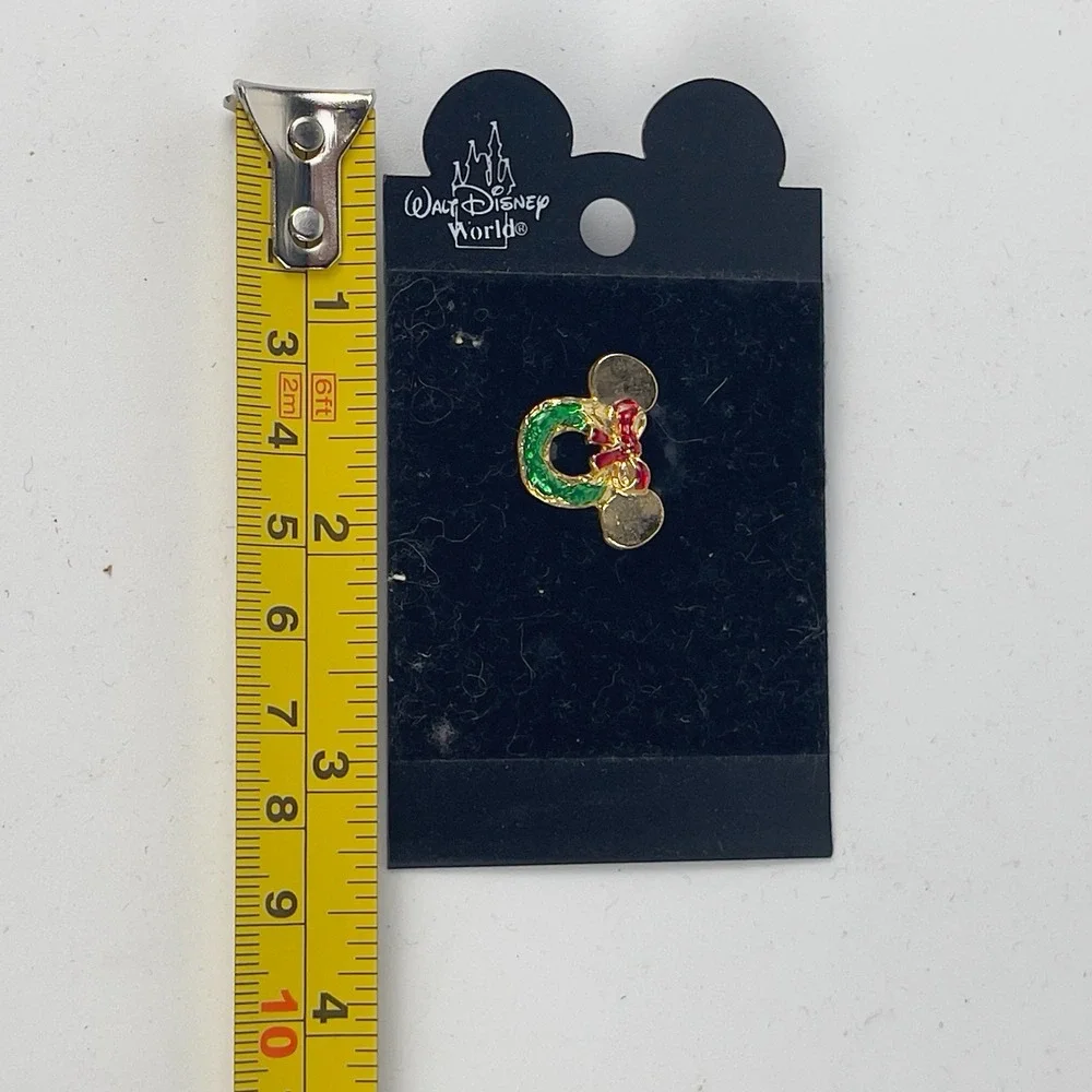 Disney World Mickey Mouse Christmas Wreath Pin Holiday‎ Green Red Badge